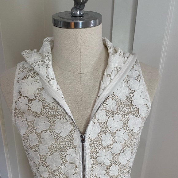 Luxurious Lace vest/tunic. Zip up with hood - Picture 4 of 8